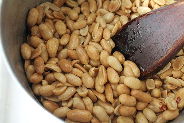Erdnüsse in einer Pfanne braten