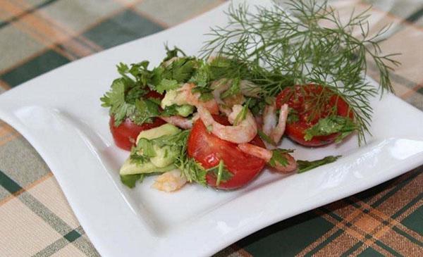 Salat mit Garnelen und Tomaten