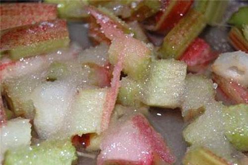 stew rhubarb with sugar