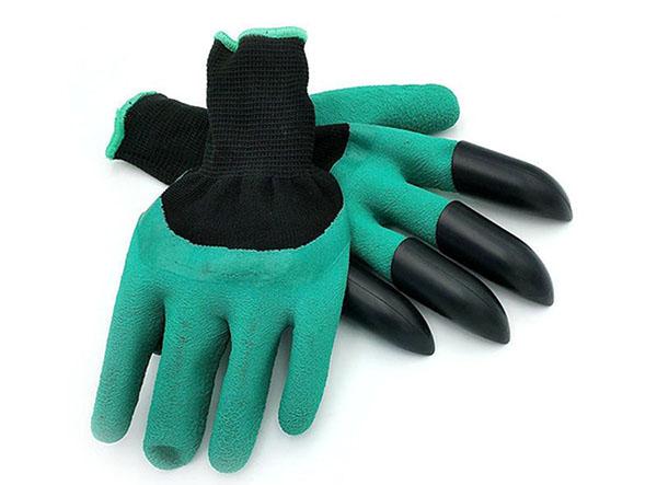 un par de guantes de goma con garras