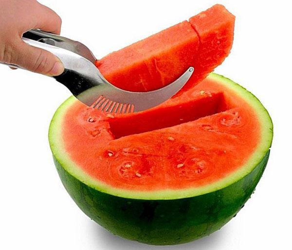 ta ut en snygg bit vattenmelon