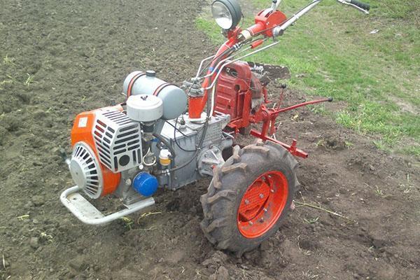 traktors darbojas