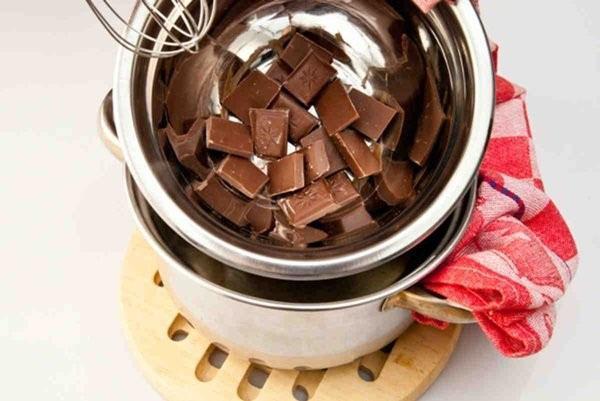 topienie czekolady na łaźni parowej