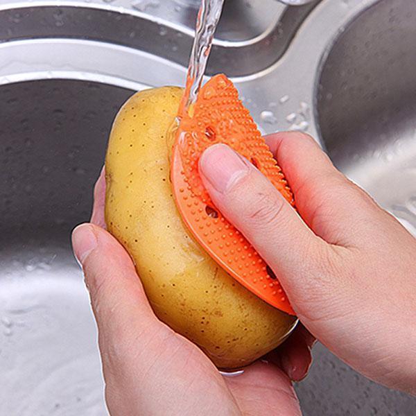 escove as batatas