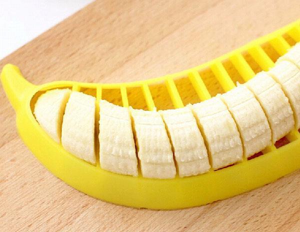 egyenletesen és szépen vágja le a banánt