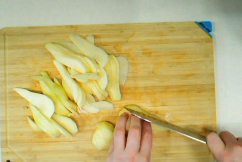 κόψτε τα αχλάδια σε σφήνες