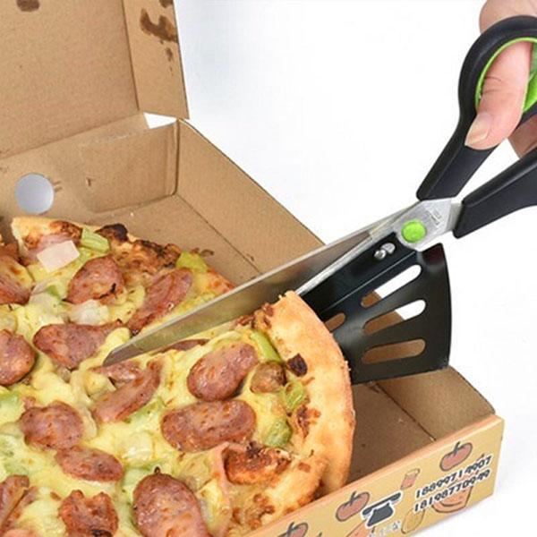 Schneiden Sie die Pizza mit einem Scherenmesser