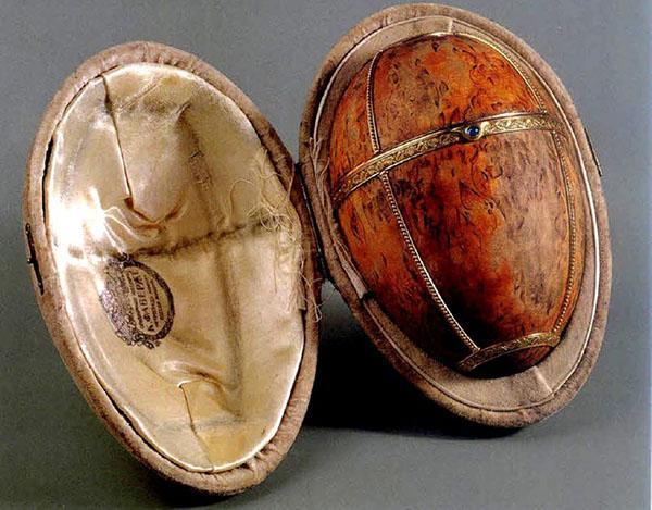 Telur Faberge dari birch Karelian