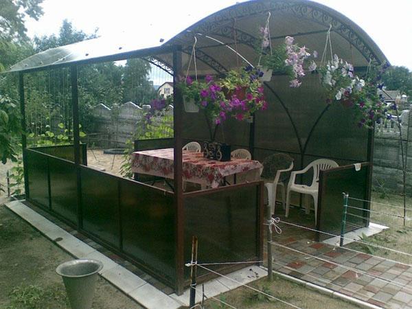 tuinhuisje gemaakt van polycarbonaat in hun zomerhuisje
