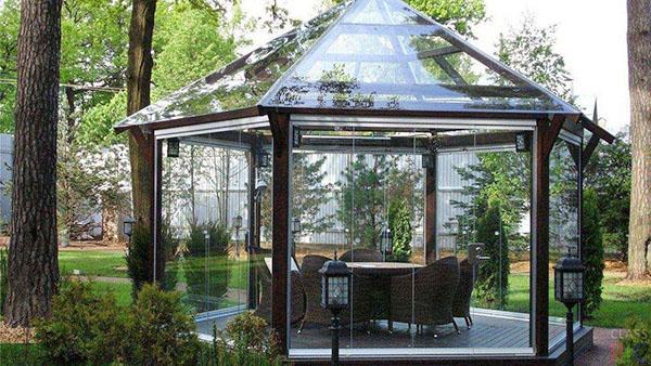 havepavillon lavet af gennemsigtigt polycarbonat