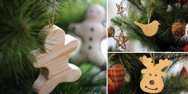 decorare l'albero con giocattoli di legno