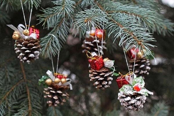 trang trí cây thông Noel bằng đồ chơi hình nón thông