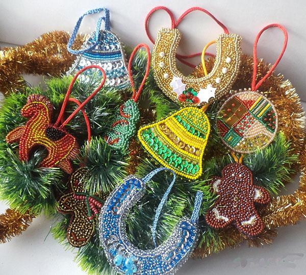 hračky z vianočných stromčekov vyrobené z korálkov