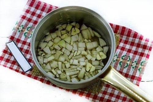 gotować cebulę i czosnek w winie