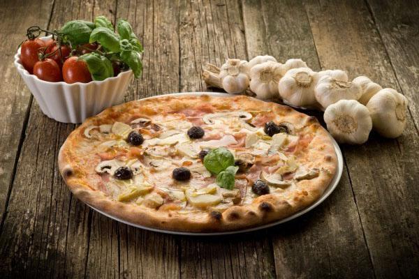 aromatisk pizza med mozzarellaost