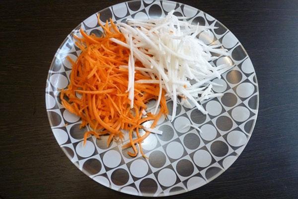 Karotten und Radieschen reiben