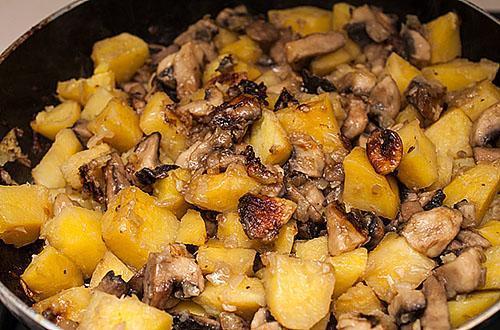 cartofi prăjiți cu ciuperci