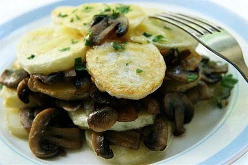 vyprážané zemiaky s čerstvými hubami