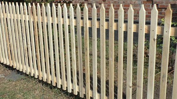 egyszerű fából készült kerítés