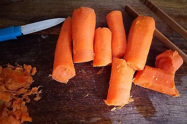 fierbeți și curățați morcovii