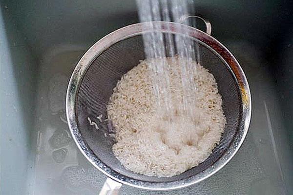 sciacquare e far bollire il riso