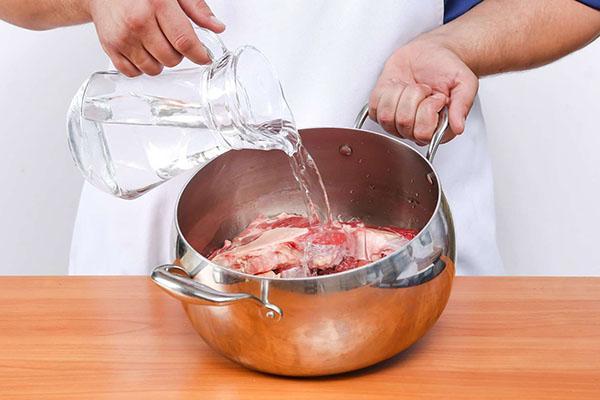 pour water over the meat