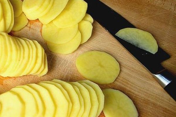 cortar las patatas en rodajas