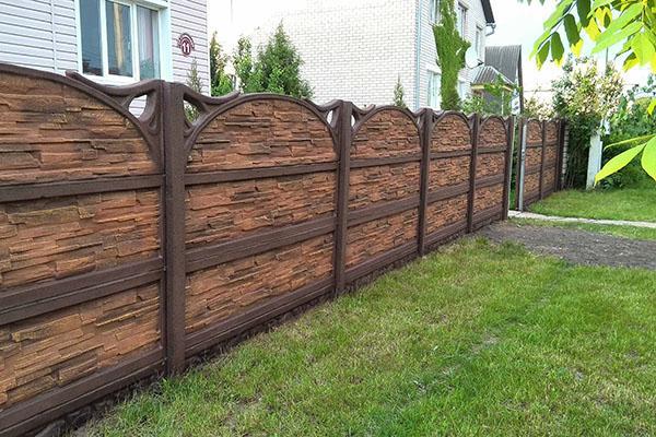 pagar konkrit dengan elemen hiasan