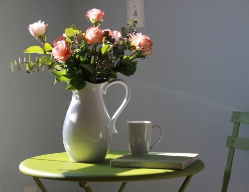 váza rózsákkal