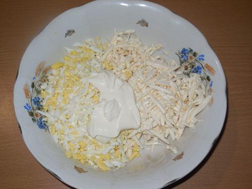 Eier und Käse mit Mayonnaise mischen