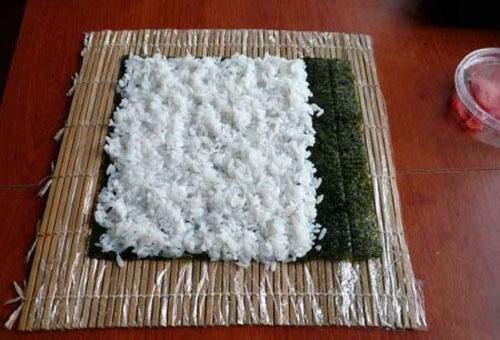 mettere il riso su un foglio di nori