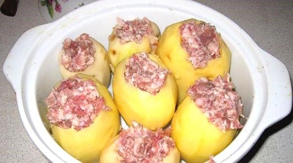 potatoes stuffed with minced meat