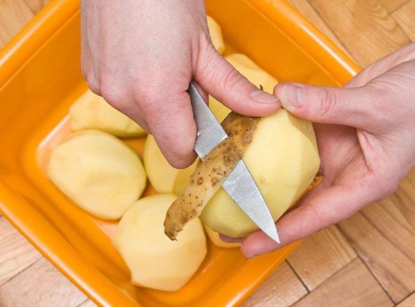 obierać ziemniaki