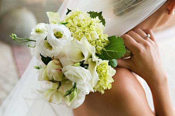 lisianthus dans le bouquet de la mariée