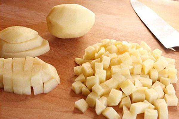 descasque e pique batatas