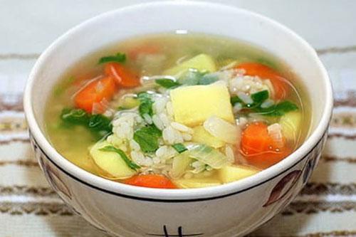 Suppe mit Reis, Kartoffeln und Fleisch