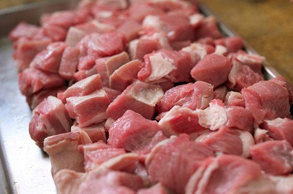 κόψτε το κρέας σε μερίδες