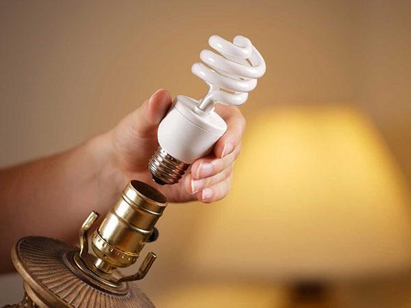 pourquoi la lampe à économie d'énergie clignote-t-elle
