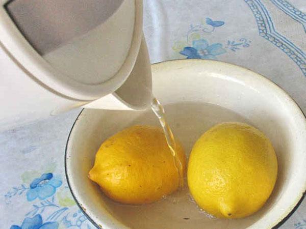 ébouillanter les fruits avec de l'eau bouillante