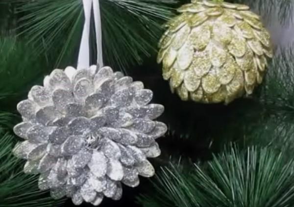 Christmas decorations from pumpkin seeds