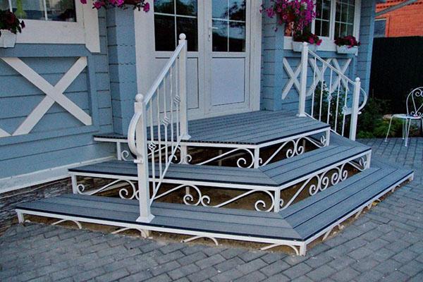 krásna konštrukcia z kovovej verandy