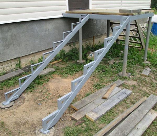 instalación de una escalera de metal
