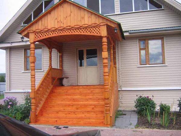 gør-det-selv veranda lavet af træ med en baldakin