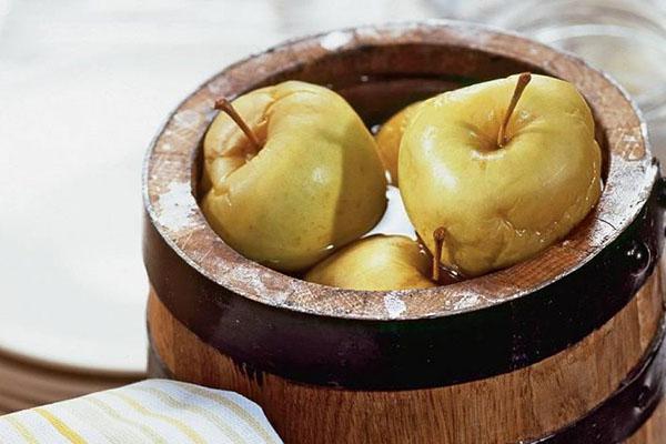 maçãs em conserva em um barril
