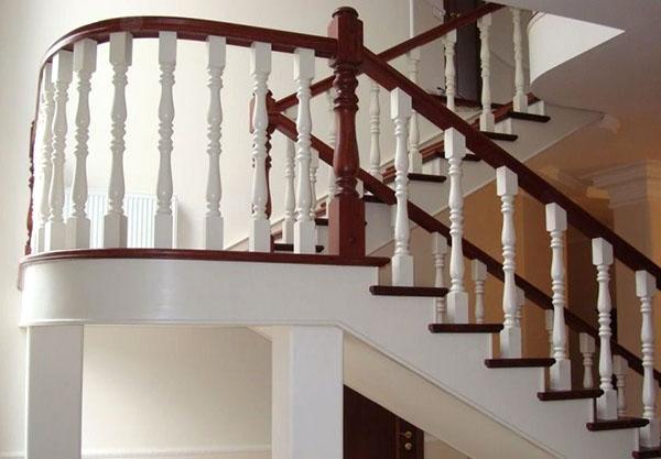 instalarea balustradelor pe scări