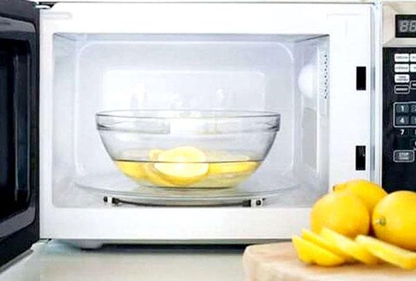 snabb mikrovågsrengöring med citron
