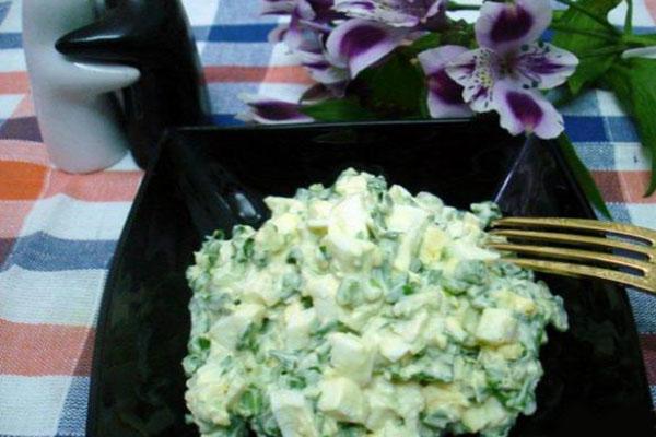 salată simplă cu usturoi sălbatic