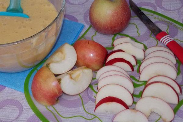 forbereder æbler til charlotte