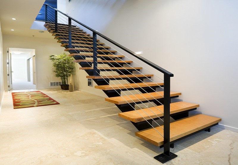 kovové schody s drevenými schodmi