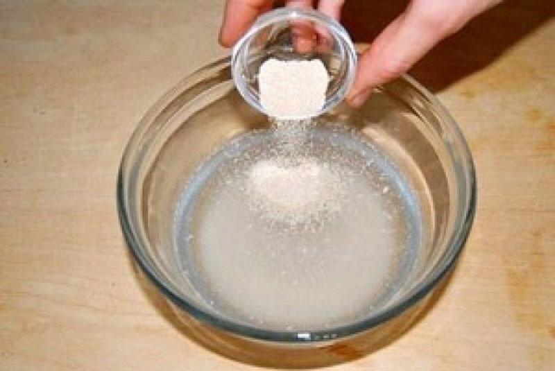 sukker og vegetabilsk olie tilsættes til det opvarmede vand